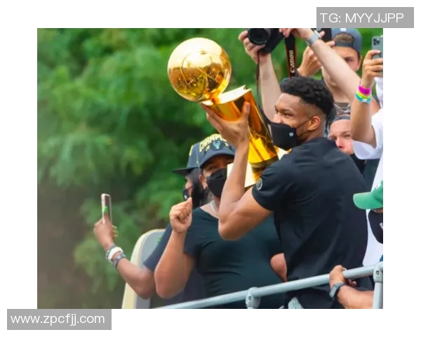 足球球星赛场外甜蜜秀恩爱虐狗瞬间引发球迷热议